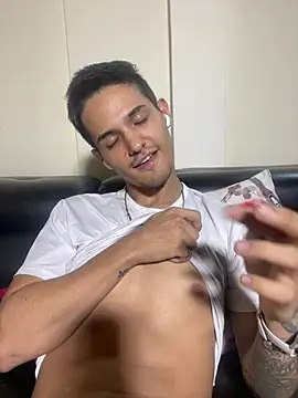 Snapshot of Aaronsexroom chatting on July 5, 4:19 am Aaronsexroom online show from July 5, 4:19 am
