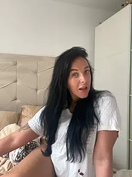 Snapshot of Lucy-White-69 chatting on July 5, 8:10 am Lucy-White-69 online show from July 5, 8:10 am