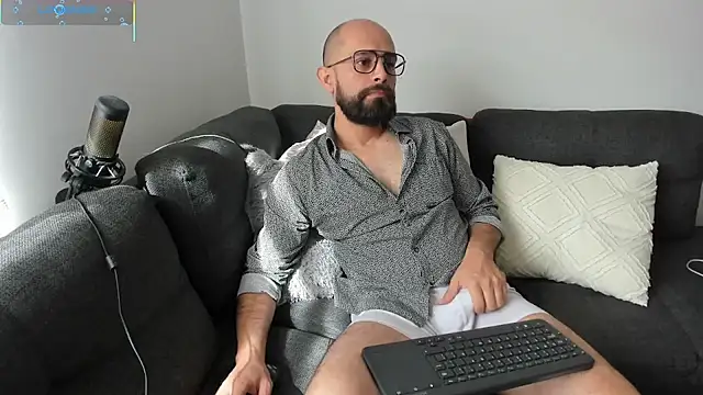 Snapshot of ezequiel_mobland chatting on July 10, 1:36 pm ezequiel mobland online show from July 10, 1:36 pm