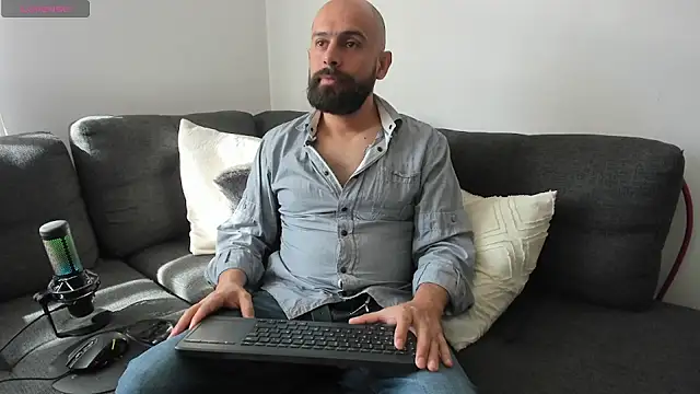 Snapshot of ezequiel_mobland chatting on July 14, 1:17 pm ezequiel mobland online show from July 14, 1:17 pm