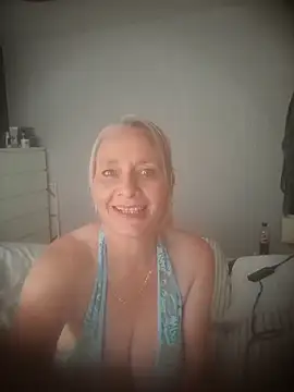 Snapshot of BellaUkCurvy chatting on July 28, 11:17 am BellaUkCurvy online show from July 28, 11:17 am