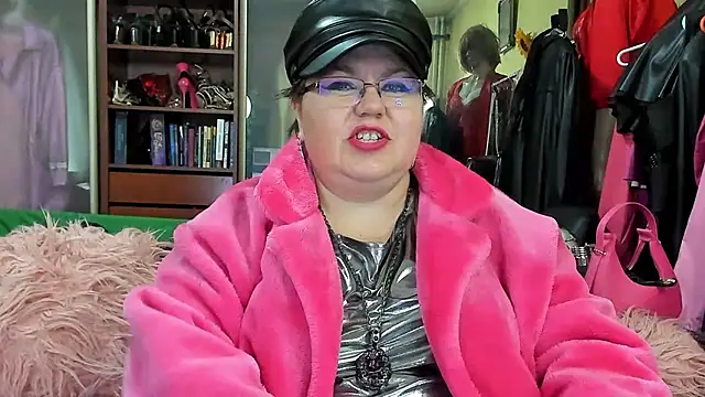 KaryQueen online show from December 4, 5:11 pm