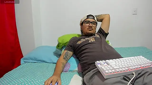 Snapshot of Axel_hornyy chatting on July 15, 5:23 am Axel hornyy online show from July 15, 5:23 am