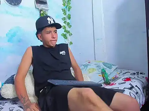 Snapshot of aaron_mercury_x chatting on July 17, 2:40 am aaron mercury x online show from July 17, 2:40 am