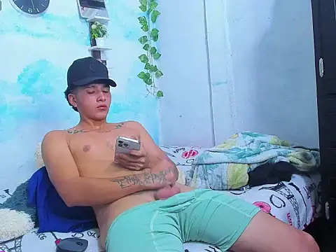 Snapshot of aaron_mercury_x chatting on July 18, 4:27 am aaron mercury x online show from July 18, 4:27 am