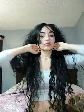 Snapshot of laura_mon chatting on August 5, 2:47 am laura mon online show from August 5, 2:47 am
