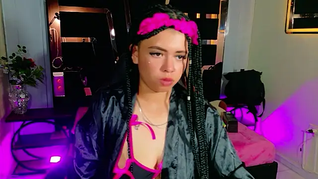 lunabustygirl2 online show from August 5, 4:59 am