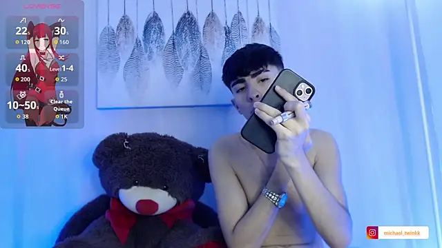 Snapshot of Michaell_and_twink chatting on July 20, 8:44 pm Michaell and twink online show from July 20, 8:44 pm