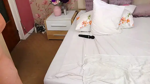 Snapshot of MatureMariah chatting on December 13, 4:11 am MatureMariah online show from December 13, 4:11 am