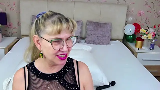 Snapshot of MatureMariah chatting on January 11, 10:51 pm MatureMariah online show from January 11, 10:51 pm