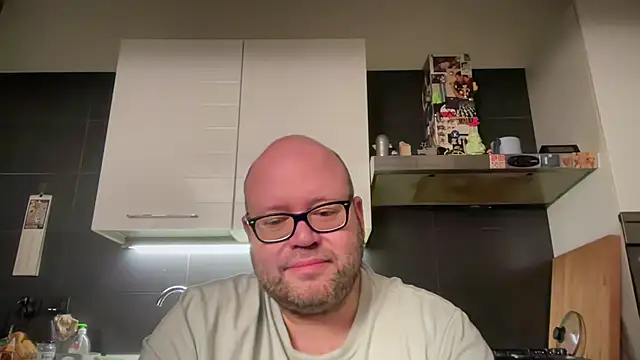 Snapshot of theitalianbear chatting on December 2, 2:20 am theitalianbear online show from December 2, 2:20 am