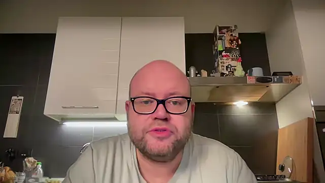 Snapshot of theitalianbear chatting on December 2, 7:27 pm theitalianbear online show from December 2, 7:27 pm