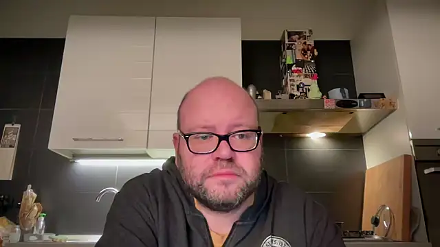 Snapshot of theitalianbear chatting on December 14, 3:51 am theitalianbear online show from December 14, 3:51 am