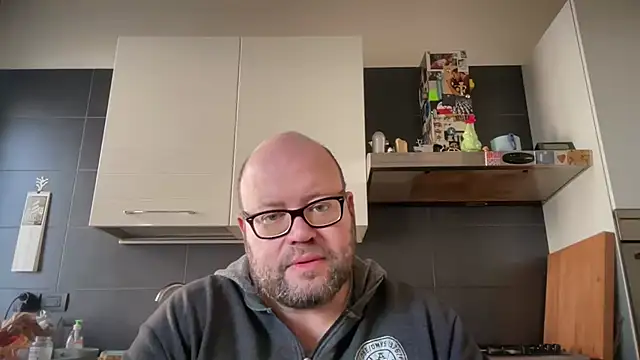 Snapshot of theitalianbear chatting on December 18, 11:24 am theitalianbear online show from December 18, 11:24 am