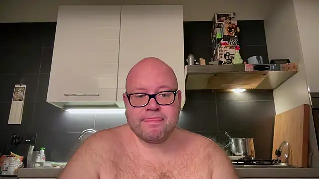 Snapshot of theitalianbear chatting on December 23, 3:40 am theitalianbear online show from December 23, 3:40 am