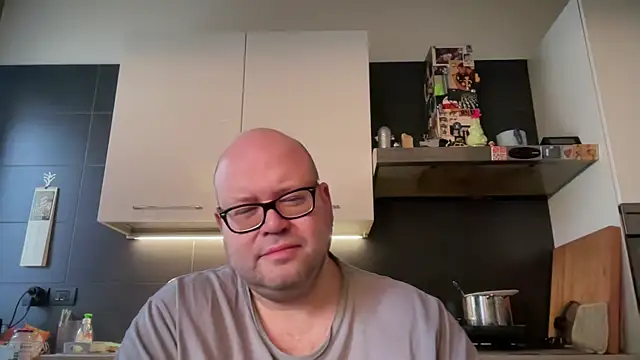 Snapshot of theitalianbear chatting on December 23, 1:45 pm theitalianbear online show from December 23, 1:45 pm