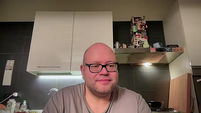 Snapshot of theitalianbear chatting on February 7, 3:01 am theitalianbear online show from February 7, 3:01 am