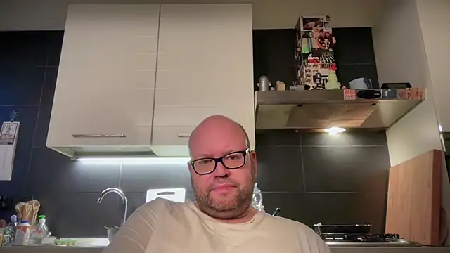 Snapshot of theitalianbear chatting on February 14, 6:02 am theitalianbear online show from February 14, 6:02 am