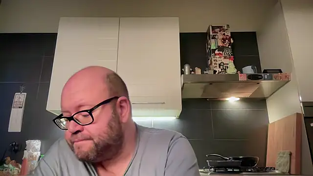 Snapshot of theitalianbear chatting on February 21, 5:35 am theitalianbear online show from February 21, 5:35 am