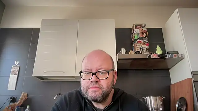 Snapshot of theitalianbear chatting on October 10, 8:24 am theitalianbear online show from October 10, 8:24 am