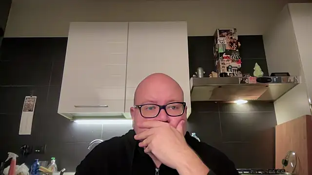 Snapshot of theitalianbear chatting on October 19, 12:22 am theitalianbear online show from October 19, 12:22 am