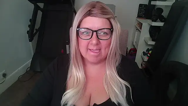Snapshot of Blonde_Exclusive chatting on July 31, 10:25 am Blonde Exclusive online show from July 31, 10:25 am