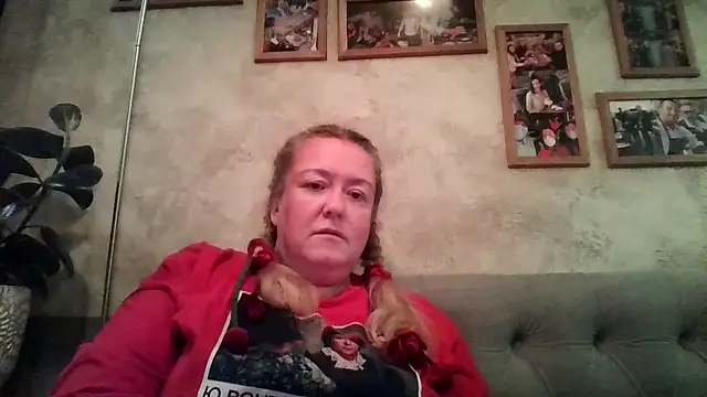 Snapshot of HappyCurvyMama chatting on August 5, 8:11 pm HappyCurvyMama online show from August 5, 8:11 pm