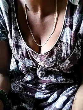 Snapshot of Lovely-Deepa chatting on August 6, 4:58 am Lovely-Deepa online show from August 6, 4:58 am