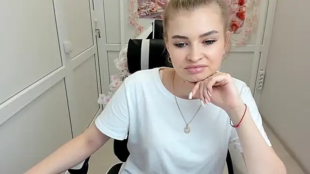 Snapshot of BrielleStorm chatting on August 6, 6:04 am BrielleStorm online show from August 6, 6:04 am