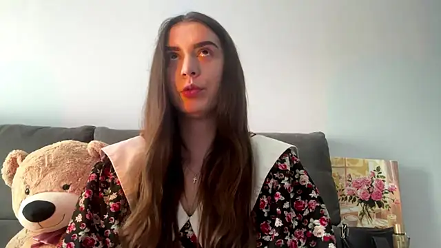 LucyLuxy online show from August 6, 9:33 am