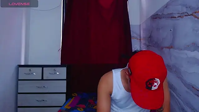 Kevin-Explosivo777 online show from August 5, 9:39 pm