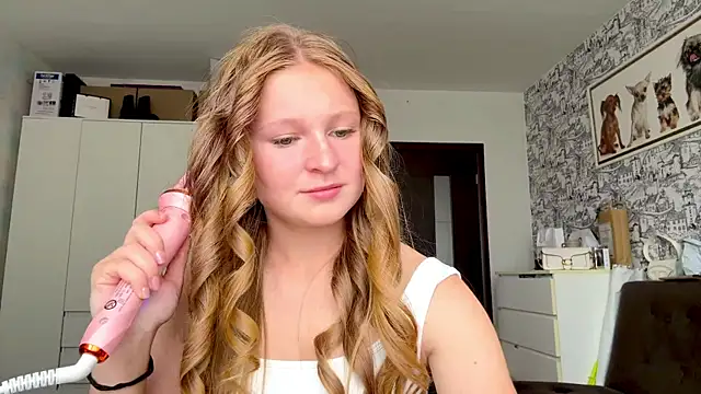 Snapshot of LisFris chatting on August 6, 7:43 am LisFris online show from August 6, 7:43 am