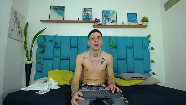 Snapshot of MaxHornyLatin chatting on August 7, 11:18 pm MaxHornyLatin online show from August 7, 11:18 pm