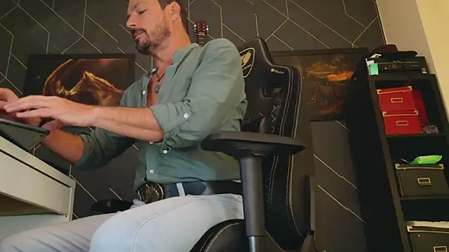 ChrisKox online show from March 19, 5:08 am