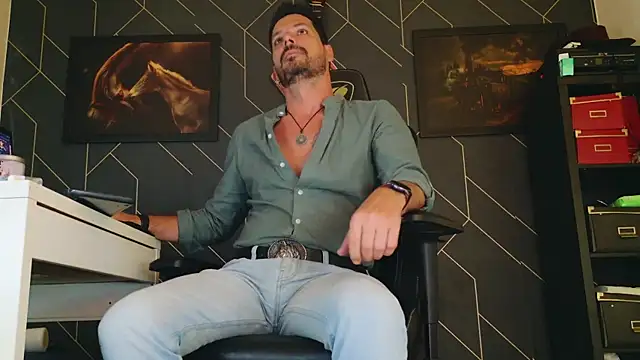 ChrisKox online show from March 19, 1:18 pm