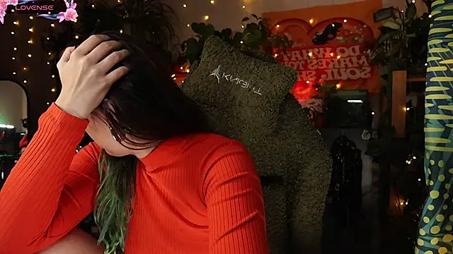 Snapshot of Dead_Butterfly chatting on October 21, 2:45 am Dead Butterfly online show from October 21, 2:45 am