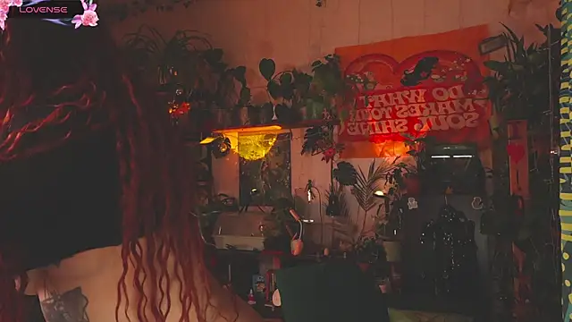 Snapshot of Dead_Butterfly chatting on November 18, 3:34 am Dead Butterfly online show from November 18, 3:34 am