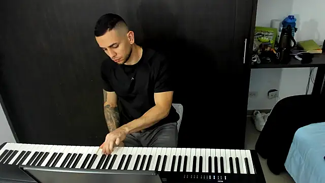 Snapshot of logan_smith chatting on October 10, 12:31 am logan smith online show from October 10, 12:31 am