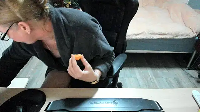 minoesje37 online show from February 25, 8:41 pm