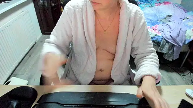 minoesje37 online show from March 6, 8:37 pm