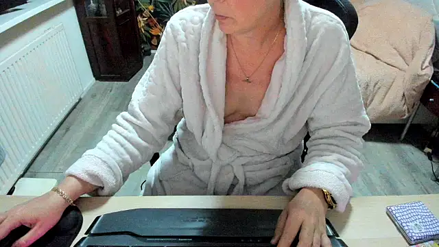 minoesje37 online show from March 13, 8:43 pm