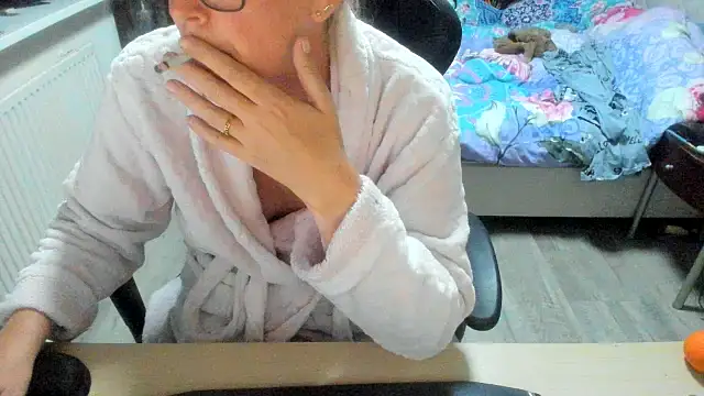 minoesje37 online show from October 6, 7:11 pm