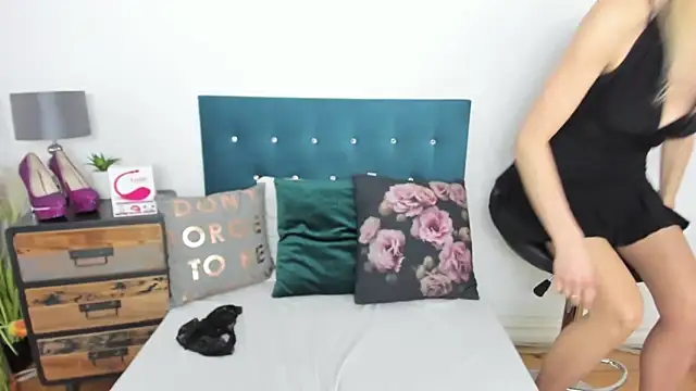 milfNikki online show from March 2, 7:54 am