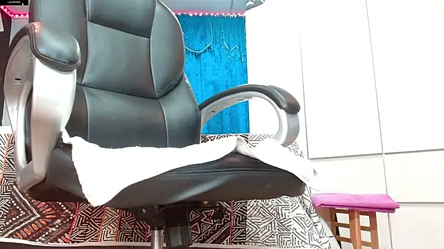 khloeHermaprodit3 online show from February 27, 8:42 pm