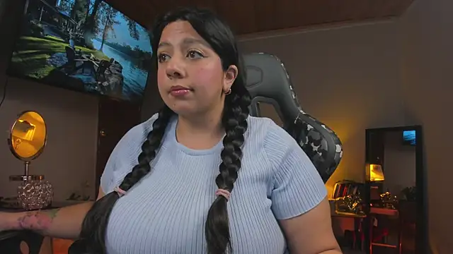 Snapshot of coraline_latin chatting on February 13, 12:02 am coraline latin online show from February 13, 12:02 am