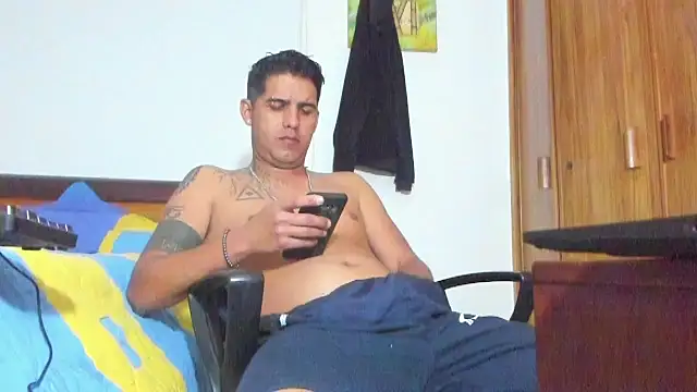 Snapshot of Zack_Grey chatting on November 7, 4:23 am Zack Grey online show from November 7, 4:23 am