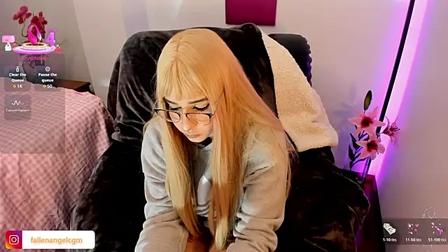 Snapshot of Fallengangel chatting on December 16, 11:54 pm Fallengangel online show from December 16, 11:54 pm