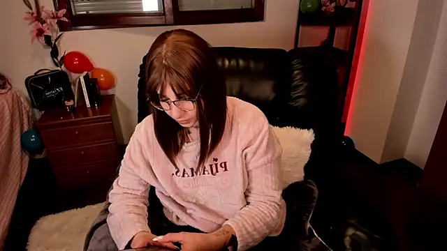 Snapshot of Fallengangel chatting on February 23, 11:57 pm Fallengangel online show from February 23, 11:57 pm