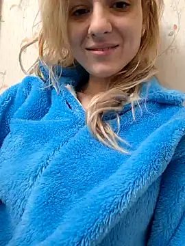 Snapshot of YogisticJuli666 chatting on December 10, 5:07 am YogisticJuli666 online show from December 10, 5:07 am