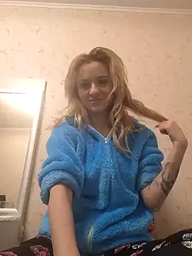 Snapshot of YogisticJuli666 chatting on December 11, 5:43 am YogisticJuli666 online show from December 11, 5:43 am